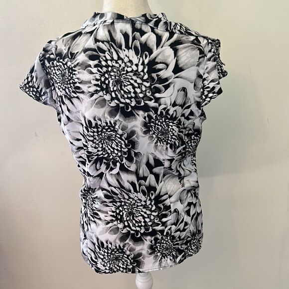 Worthington black white floral button front cap sleeve blouse Size M - Picture 5 of 8